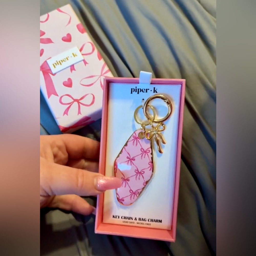 TikTok viral PIPER•K Pink Bow Motel Key Keychain & Bag Charm NEW in matching box - Picture 5 of 5